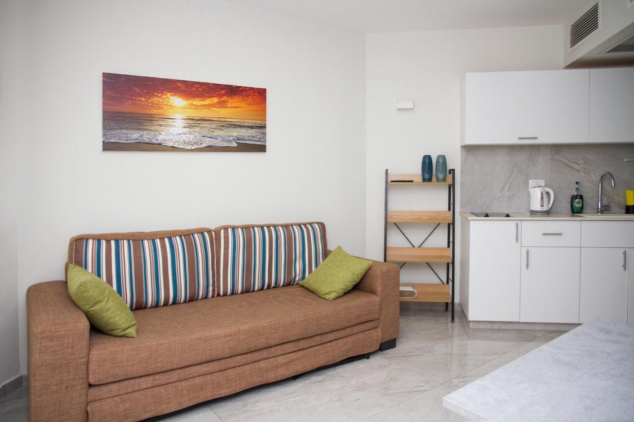 Apartments4You Leonardo 11 บัตยัม ภายนอก รูปภาพ
