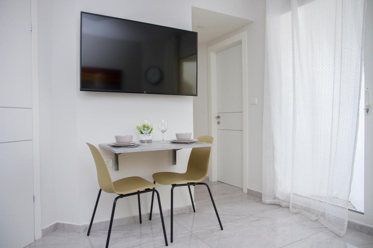 Apartments4You Leonardo 11 บัตยัม ภายนอก รูปภาพ