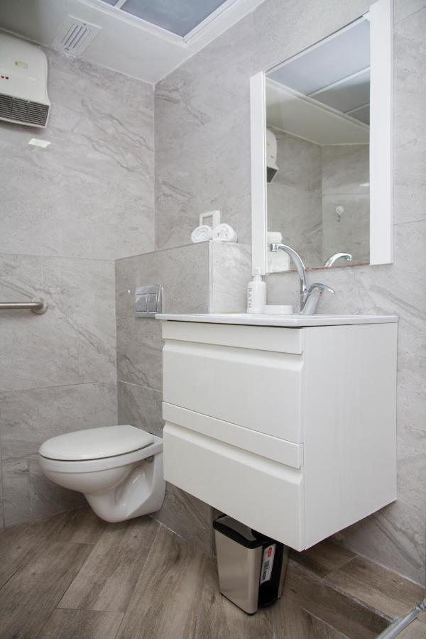 Apartments4You Leonardo 11 บัตยัม ภายนอก รูปภาพ
