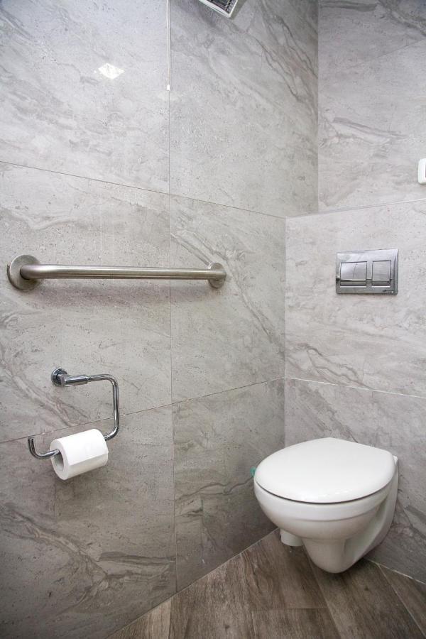 Apartments4You Leonardo 11 บัตยัม ภายนอก รูปภาพ